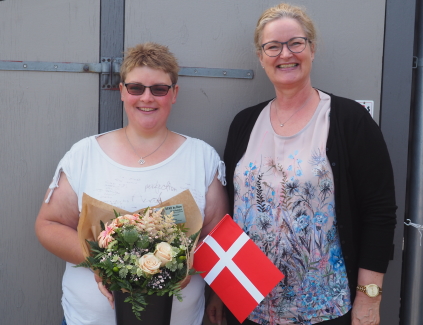 Anja O'Brien Frøslev modtager buket af afdelingsformand Nina Skov-Lauridsen i anledning af kåringen som velfærdstalent 2021